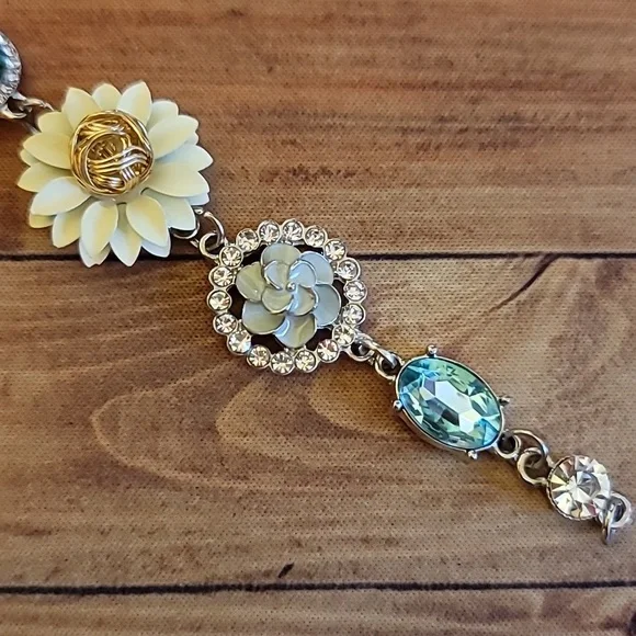 Rhinestone and Flower Bracelet - Picture 4 of 9